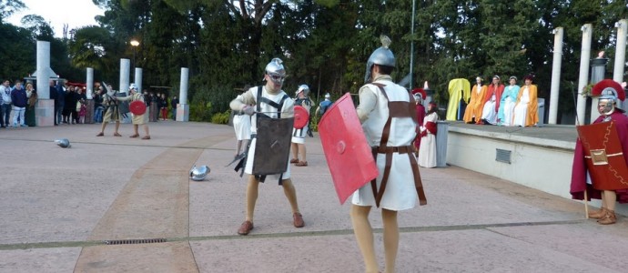 Disponemos de 3 videos, en el ultimo de ellos, podemos ver la muerte de Herodes en manos de los gladiadores, la calidad de la imagen no es muy buena, pues fue grabado con camara oculta y poniendo en grave riesgo su vida por una de las cortesanas del Rey Herodes.
P.D: respecto a los videos del festival infantil, estamos teniendo problemas de derechos al publicarlos en youtube (al ser las actuaciones musicales, youtube reconoce el titular del derecho y nos indica que pueden ser borrados los videos..., buscaremos una solucion y en cuanto podamos los publicaremos)